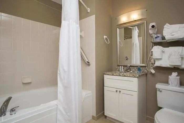 Beach Cove Resort — Bathroom