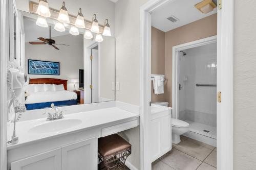 Beach House Golf Racquet Club — Bathroom