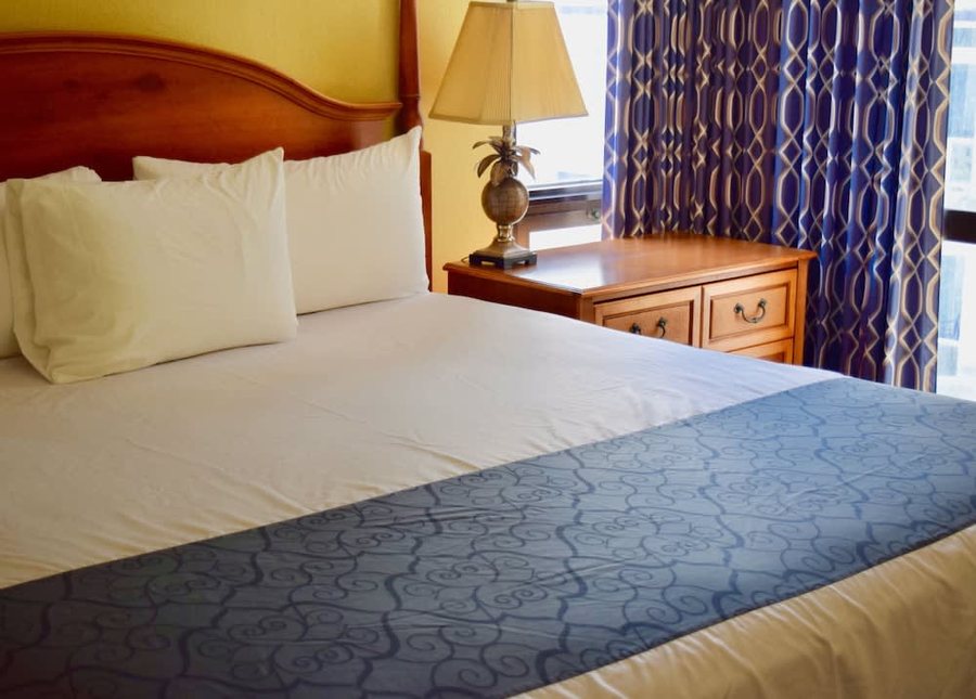 Beach House Golf Racquet Club — Guest room