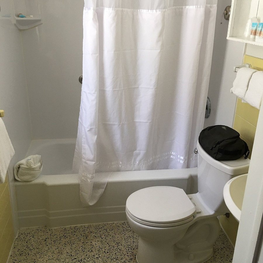 Beach Shell Inn — Bathroom