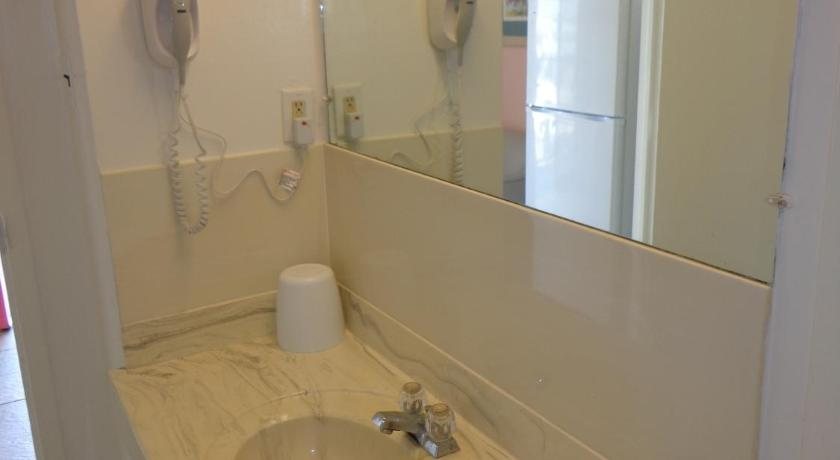 Beach Terrace Motor Inn — Bathroom