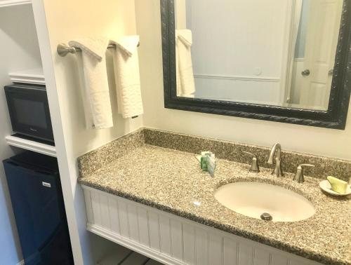 BEACH VIEW HOTEL — Bathroom