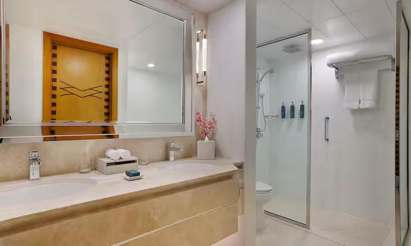 Beach Walk Hotel — Bathroom