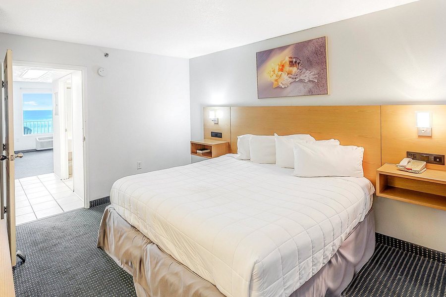 Beachcomber Beachfront Hotel a By The Sea Resort — Guest room