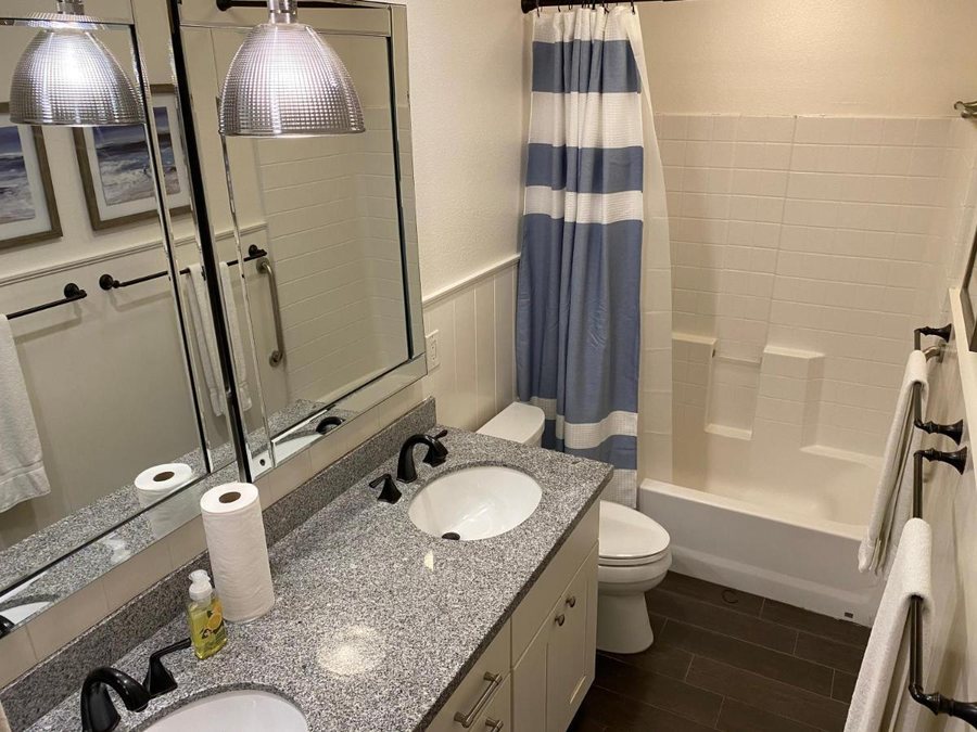 Beachcomber Inn — Bathroom