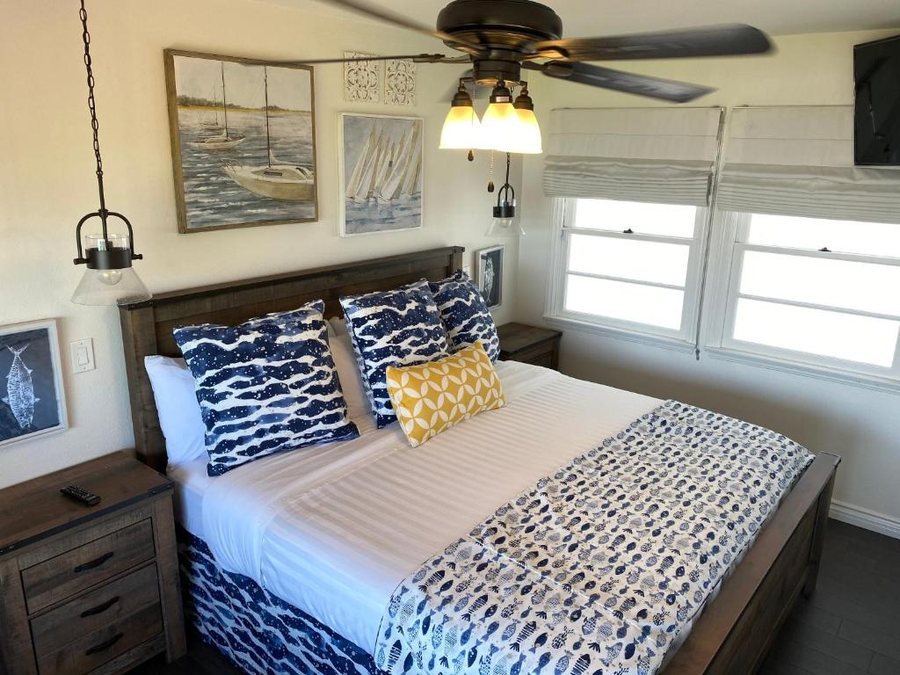 Beachcomber Inn — Guest room