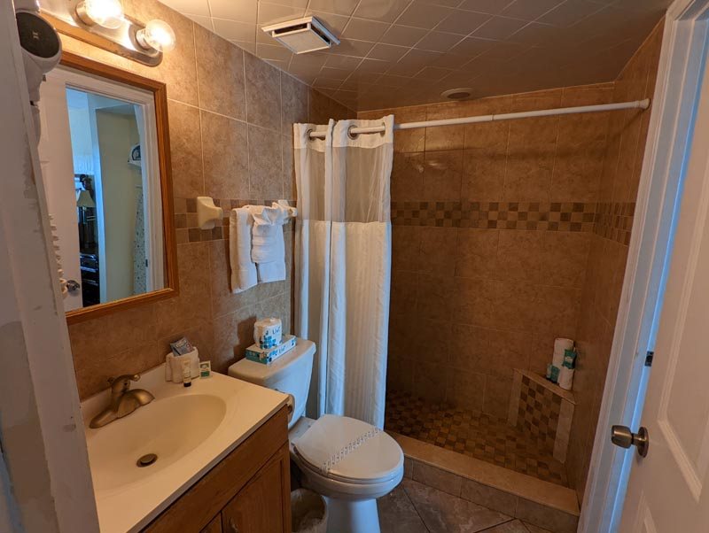 Beacher s Lodge — Bathroom