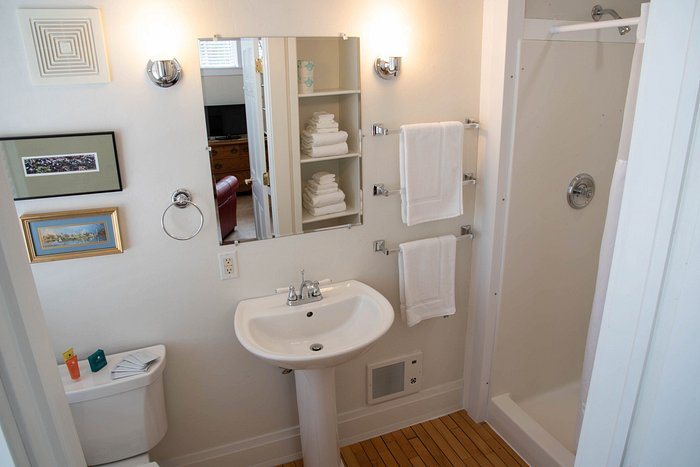 Beachfront Inn — Bathroom