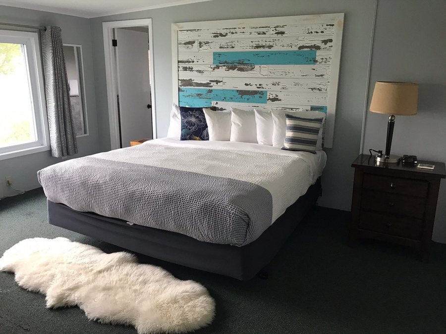 Beachfront Inn — Guest room