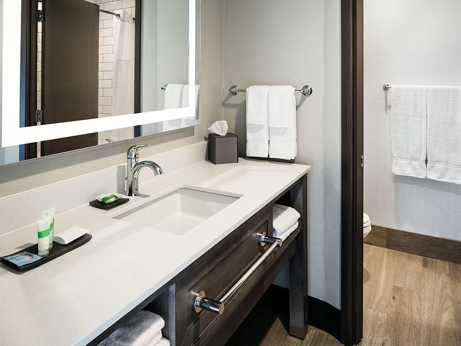 Beachfront Inn — Bathroom