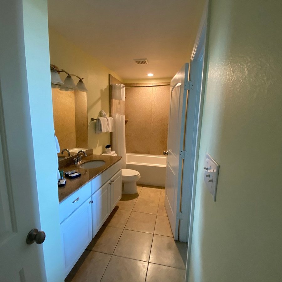 Beachgate CondoSuites Motel — Bathroom