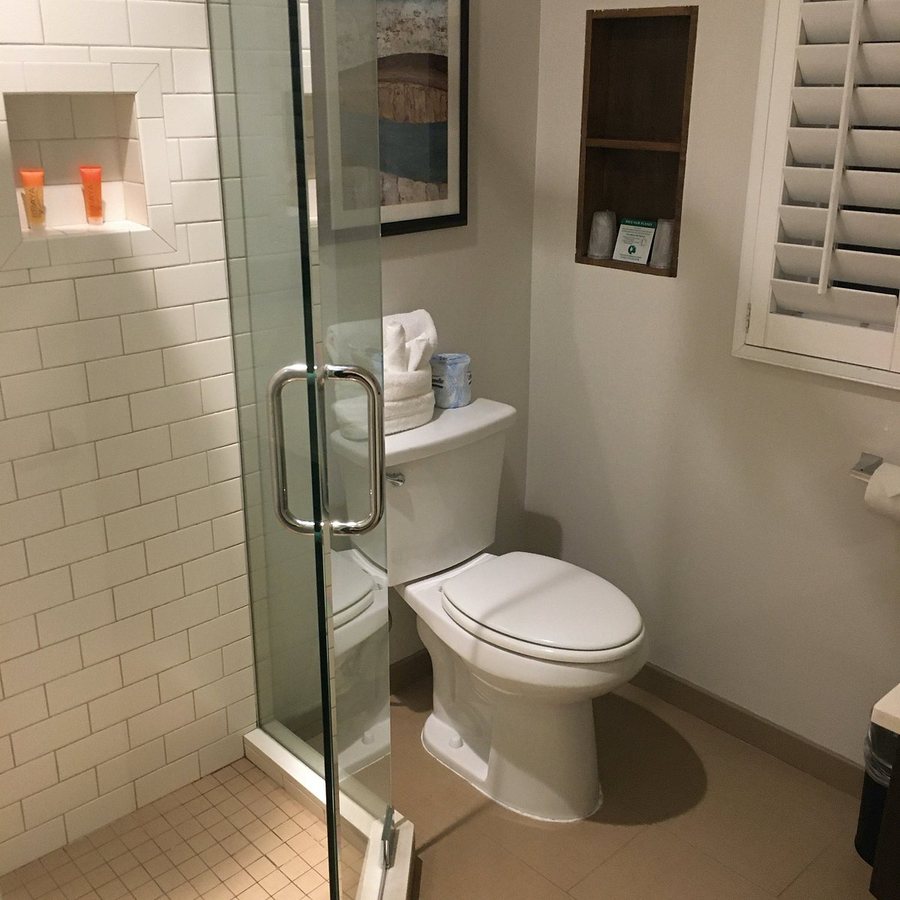 Beachside Inn — Bathroom