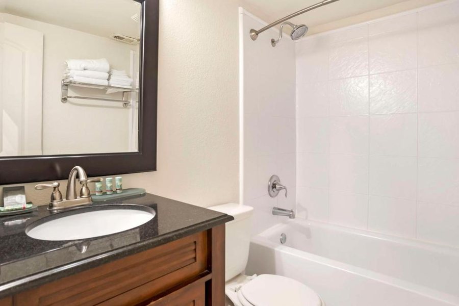 Beachside Resort Hotel — Bathroom