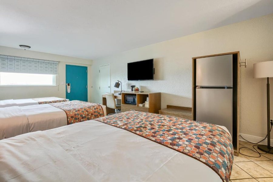 Beachside Resort Hotel — Guest room