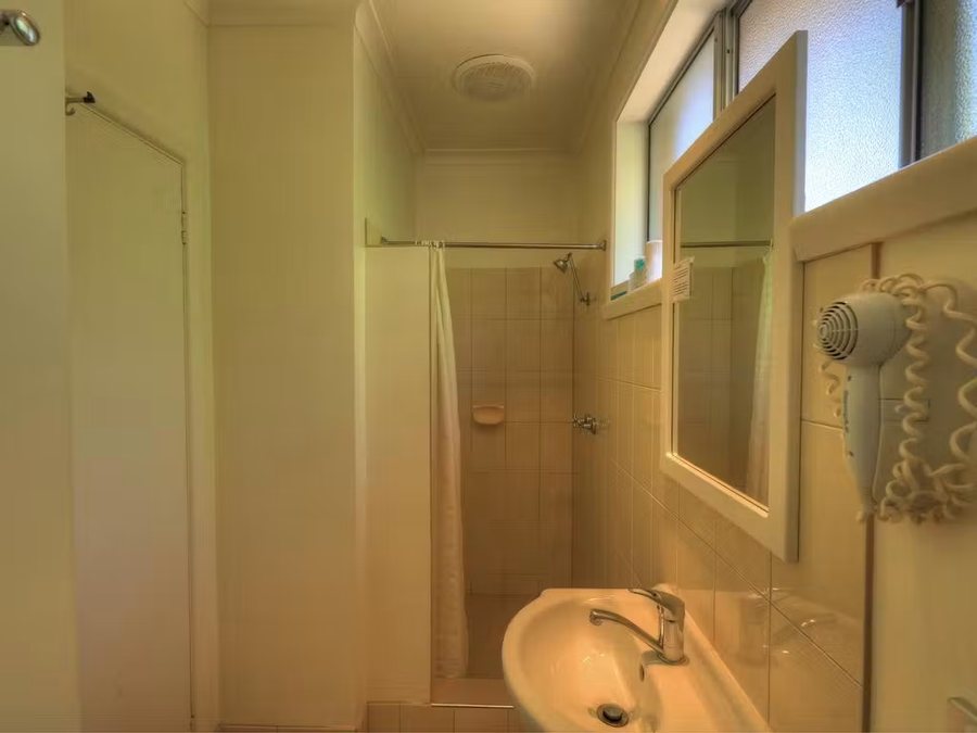 Beachway Motel Restaurant — Bathroom