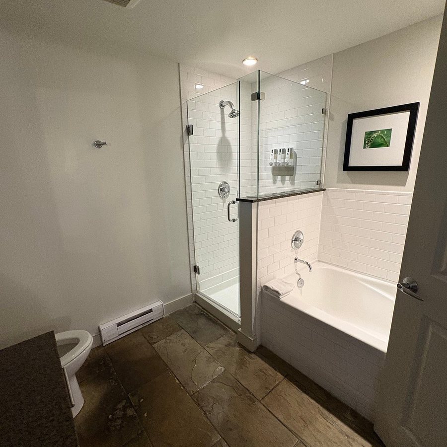 Beacon Hotel Oswego — Bathroom