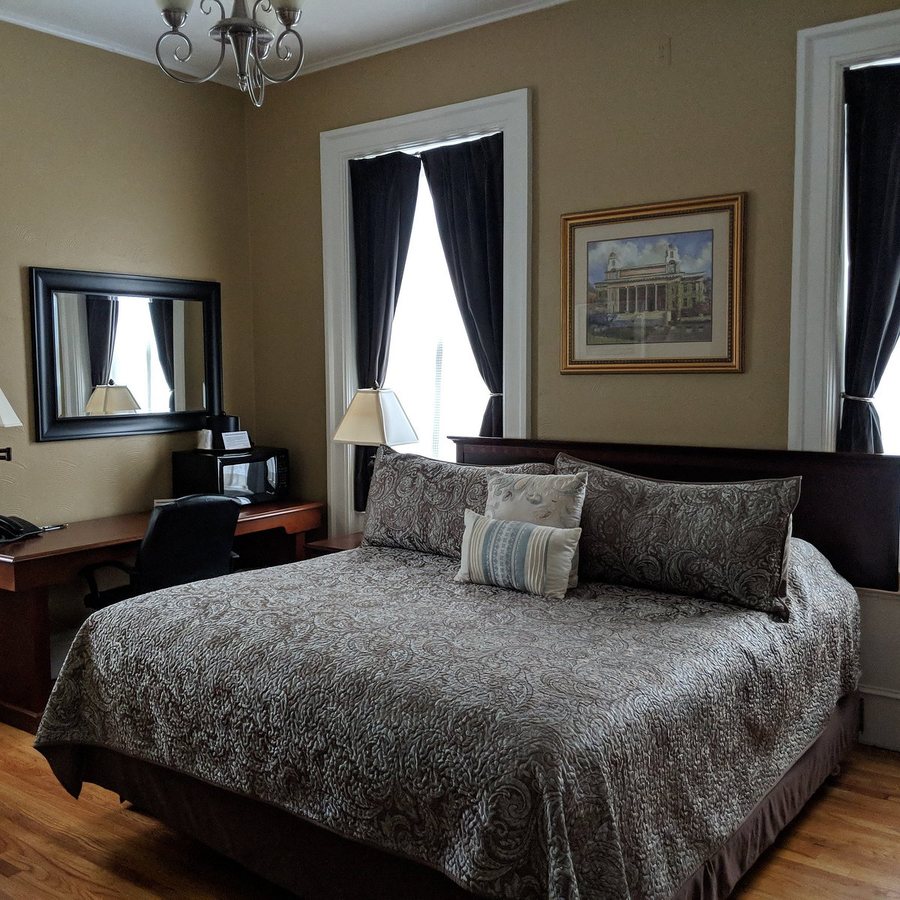 Beacon Hotel Oswego — Guest room