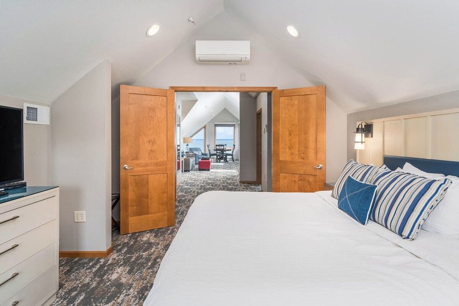 Beacon Pointe on Lake Superior — Guest room