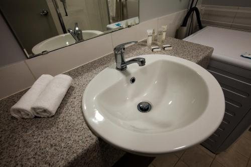 Beadon Bay Hotel — Bathroom