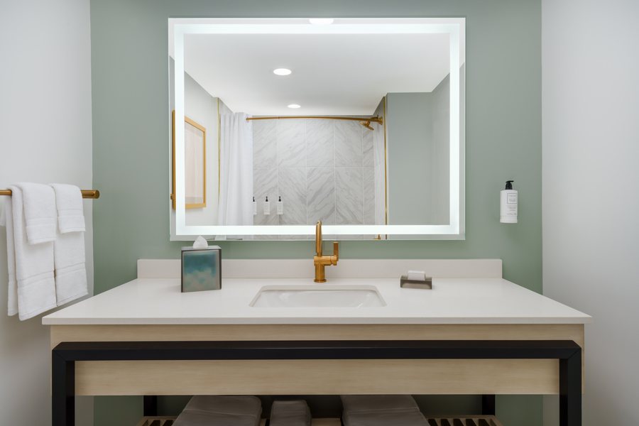 Beal House Fort Walton Beachfront Tapestry Collection by Hilton — Bathroom