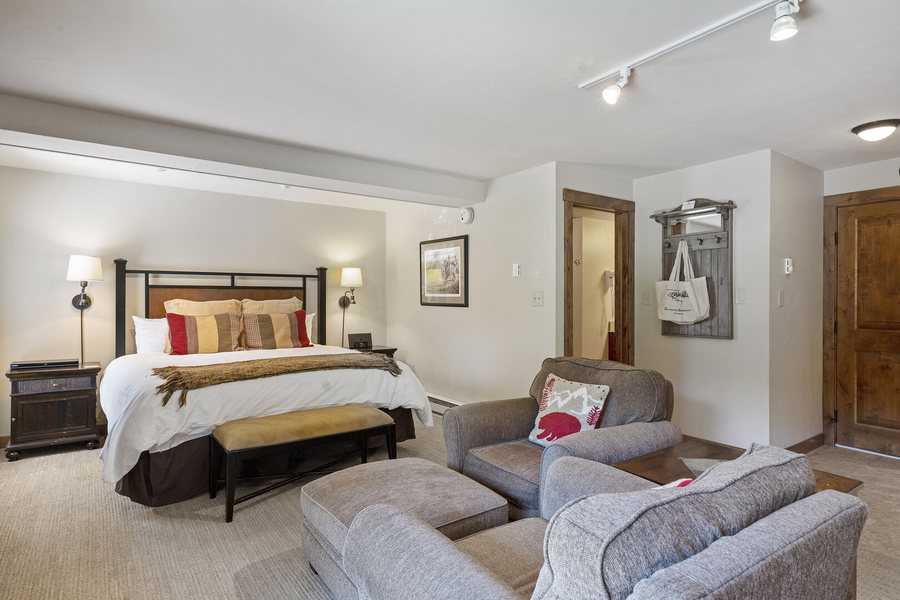 Bear Claw Condominiums — Guest room