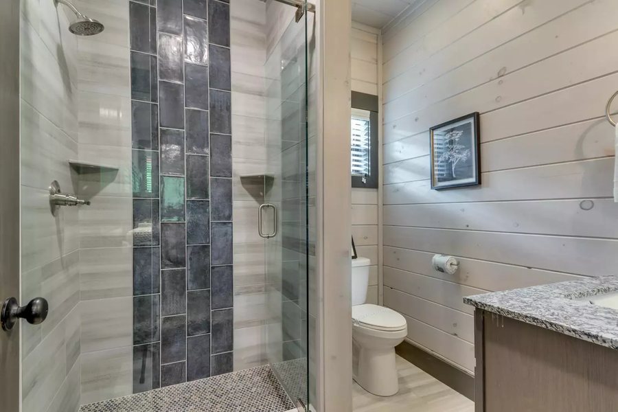 Bear Creek Lodge and Cabins in Helen Ga — Bathroom