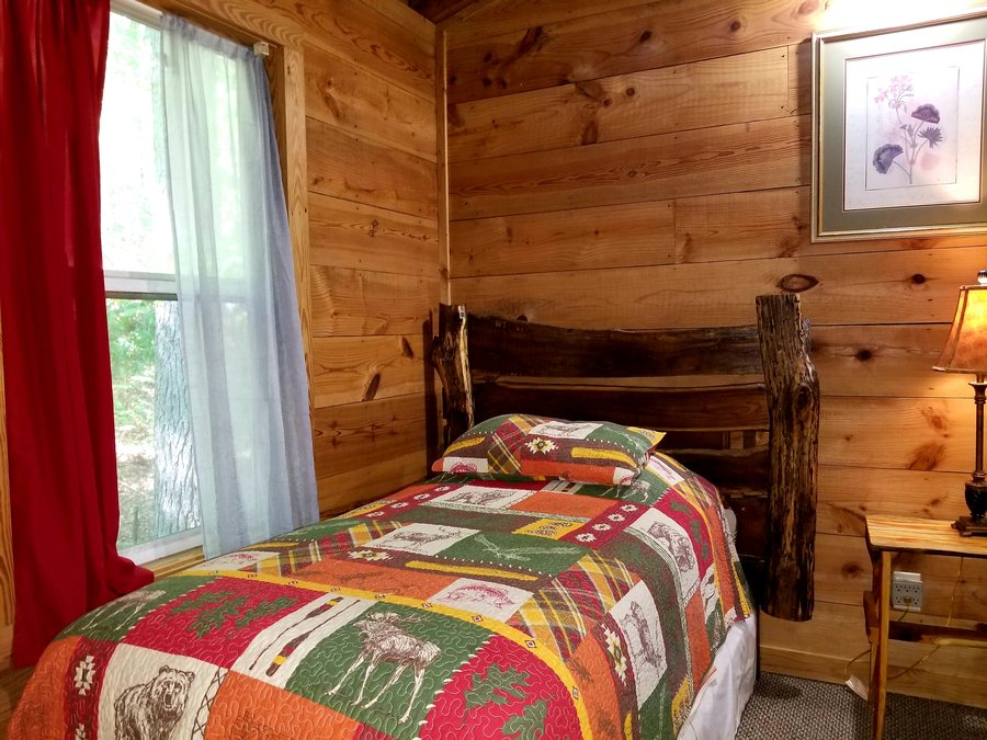 Bear Creek Lodge and Cabins in Helen Ga — Guest room