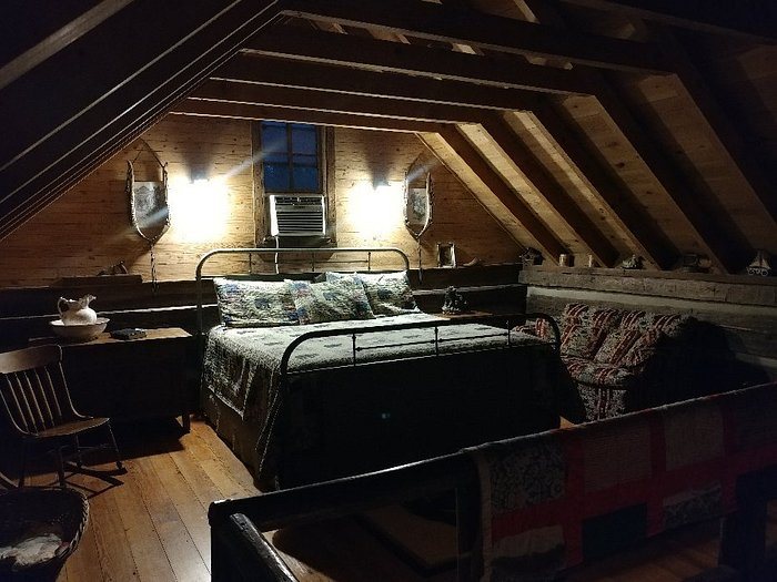 Bear Creek Log Cabins — Guest room