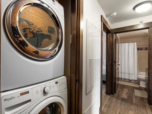 Bear Hollow Village By All Seasons Resort Lodging — Bathroom