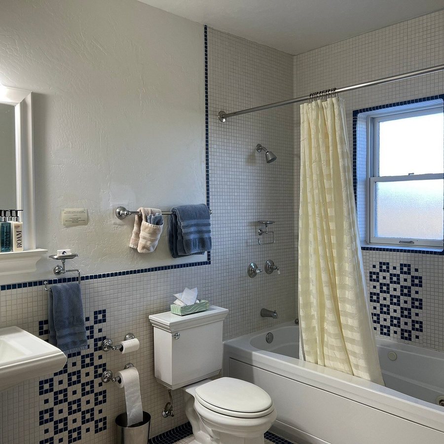 Bear Mountain Lodge Silver City New Mexico — Bathroom