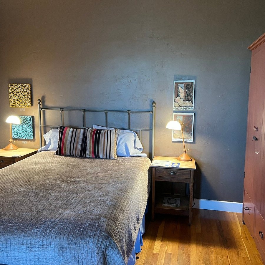 Bear Mountain Lodge Silver City New Mexico — Guest room