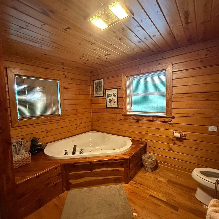 Bear Mountain Log Cabins — Bathroom