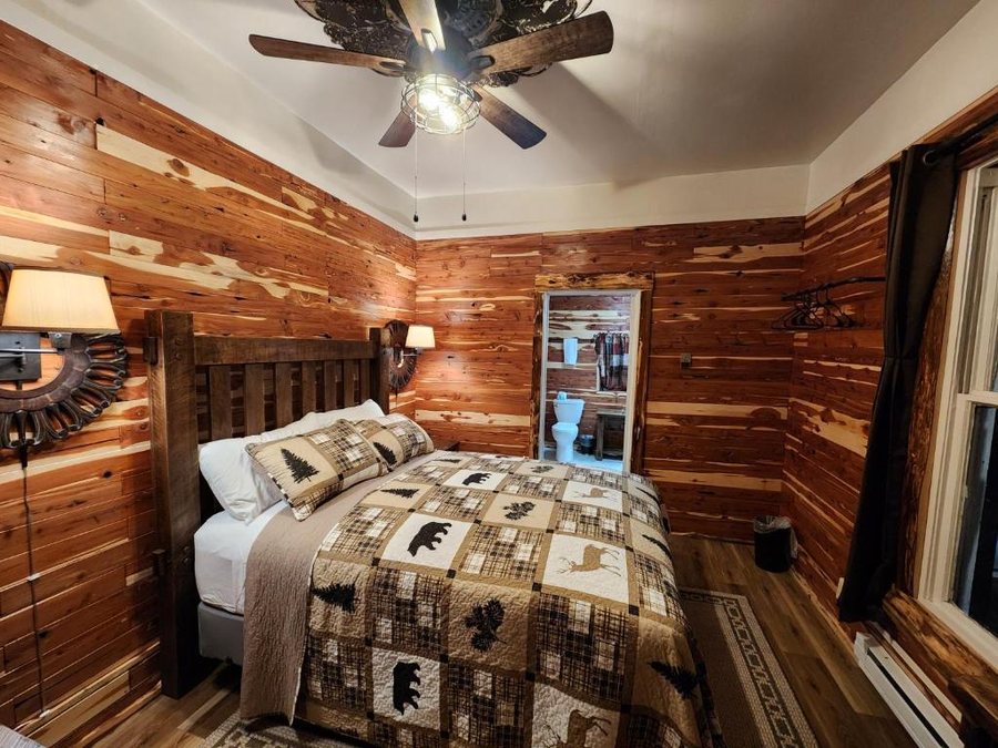 Bear Mountain Log Cabins — Guest room