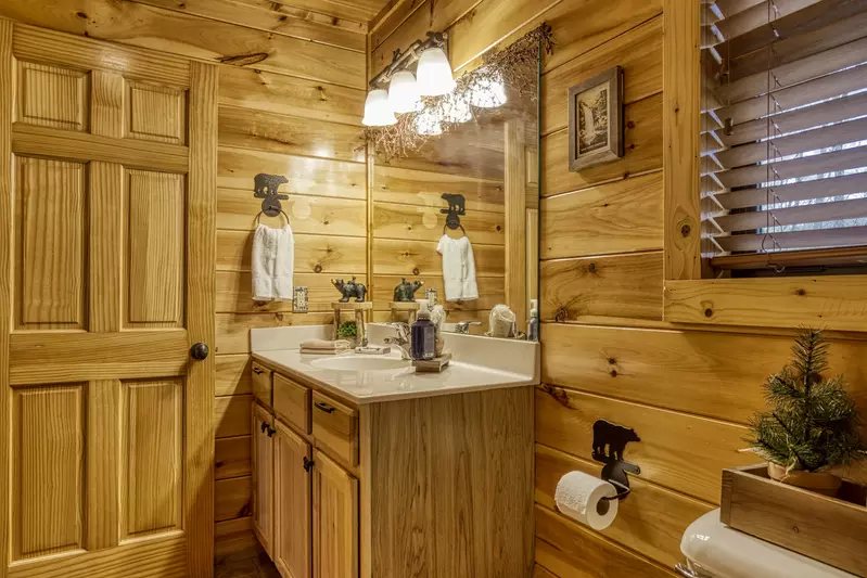 Bear Tootin Cabin — Bathroom