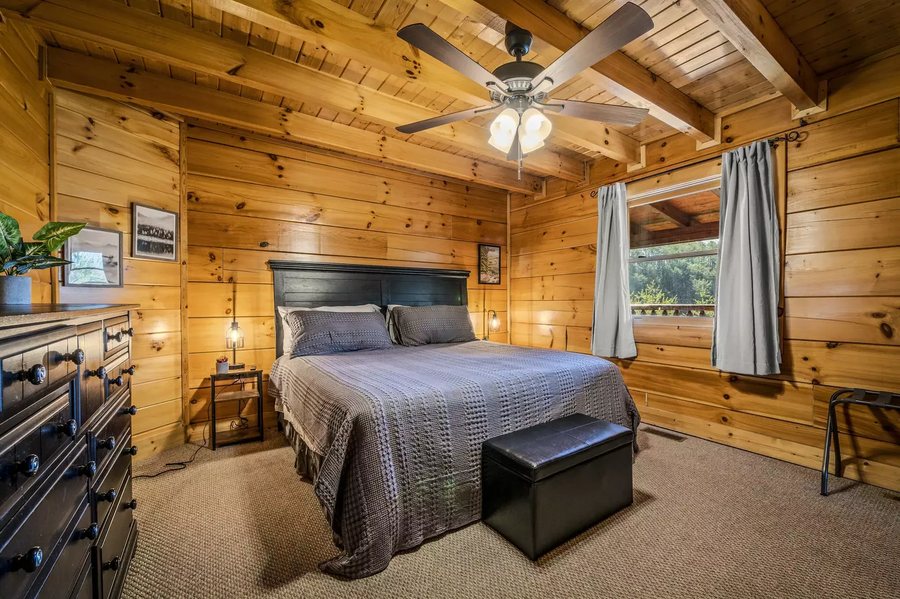 Bear Tootin Cabin — Guest room