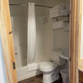 Beargrass Lodging and RV Resort — Bathroom