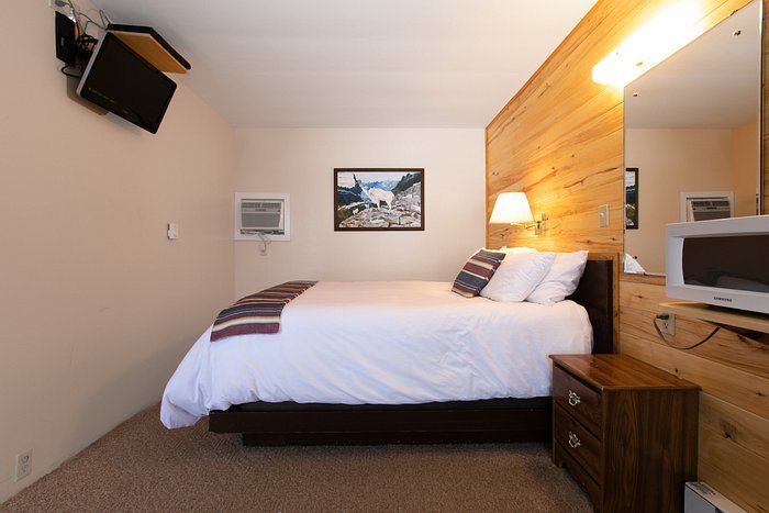 Beargrass Lodging and RV Resort — Guest room