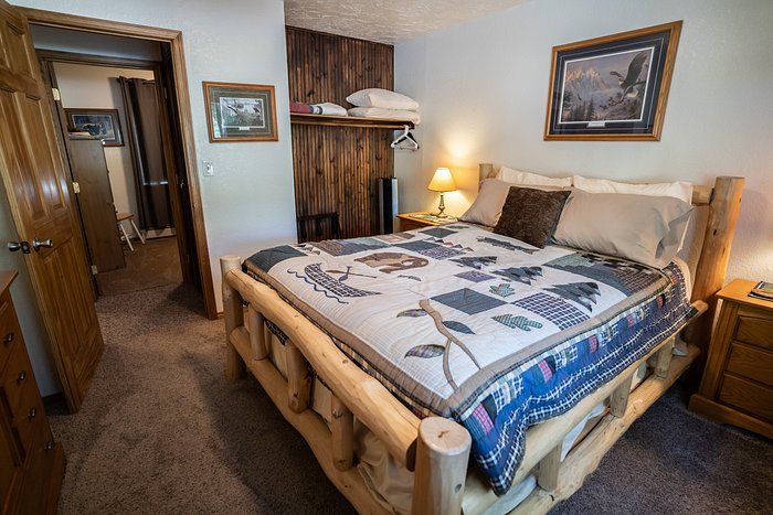Bears Den Alaska Lodging — Guest room