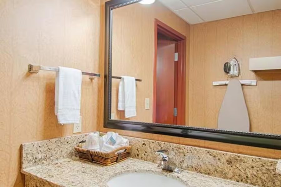 Bearskin Lodge on the River Hotel Gatlinburg Tennessee — Bathroom