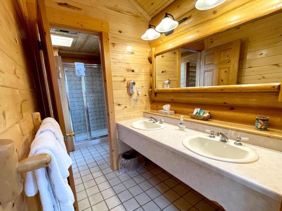 Beartooth Hideaway Inn Cabins — Bathroom