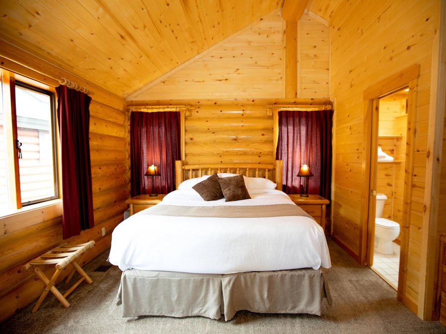 Beartooth Hideaway Inn Cabins — Guest room