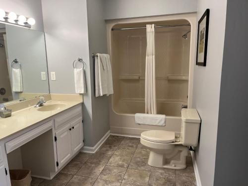 Beau Rivage Golf Resort — Bathroom