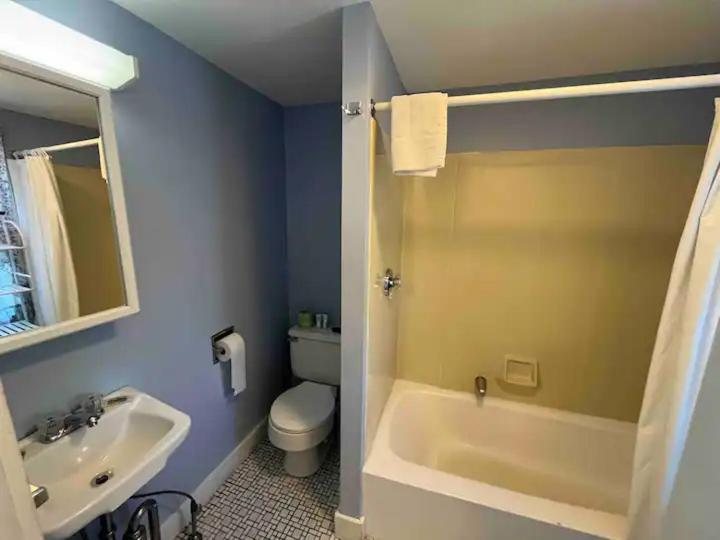 Beau Rivage Motel — Bathroom