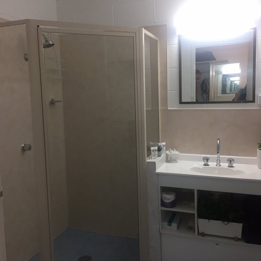 Beaudesert Central Motel — Bathroom