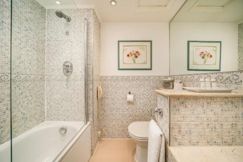 Beaufort Hotel — Bathroom