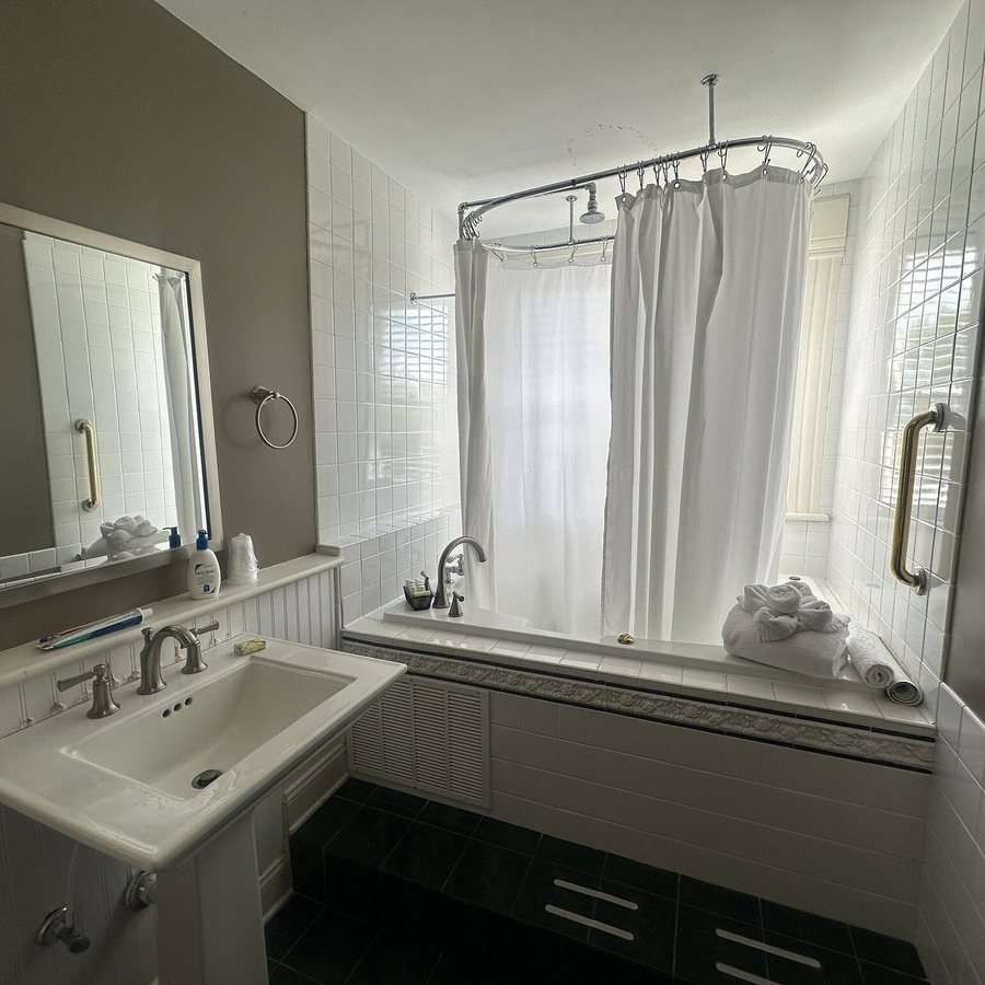 Beaufort House Inn — Bathroom