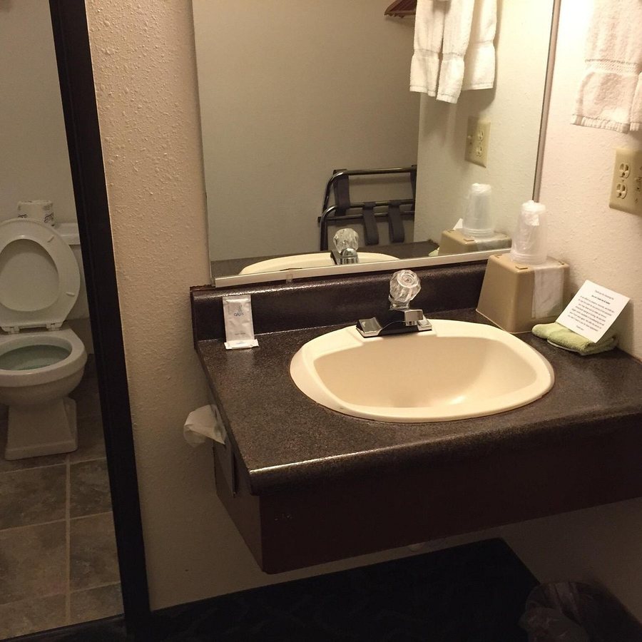 Beaver Creek Inn and Suites Wibaux Montana — Bathroom