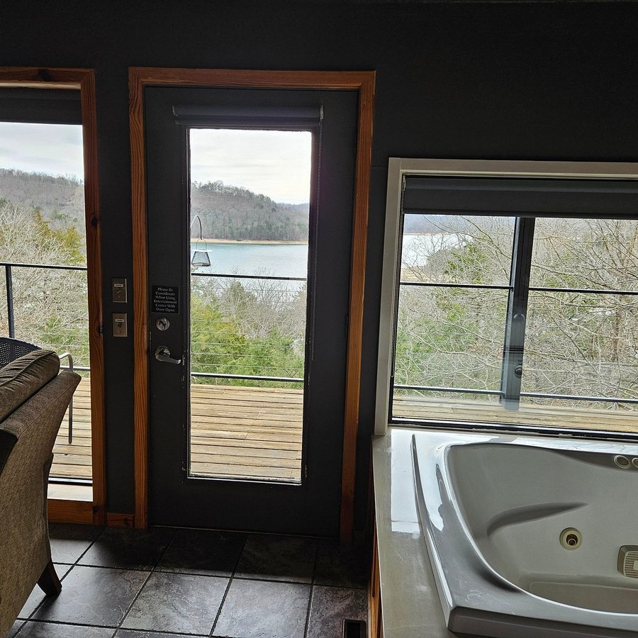 Beaver Lakefront Cabins — Bathroom