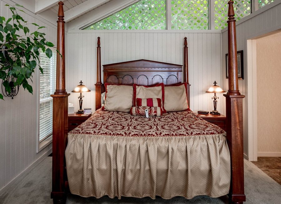 Beaver Lakefront Cabins — Guest room