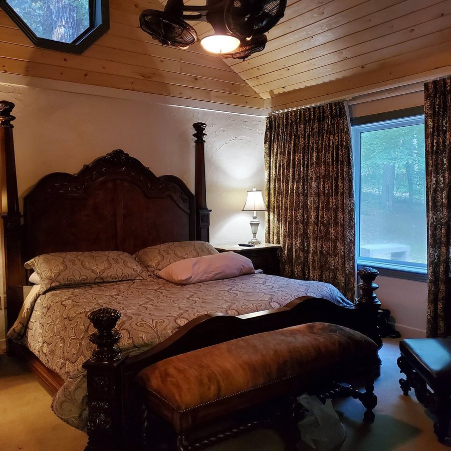 Beavers Bend Log Cabins — Guest room